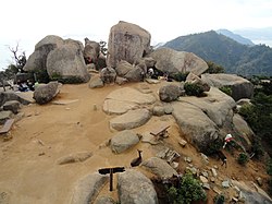 弥山頂上。巨石すべてが花崗岩で、その周辺がまさ土。