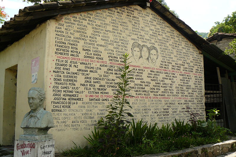 File:Mural en honor a los fallecidos en Cinquera durante el conflicto.JPG