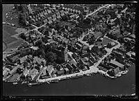 Luchtfoto van kerk en directe omgeving (1920-1940)