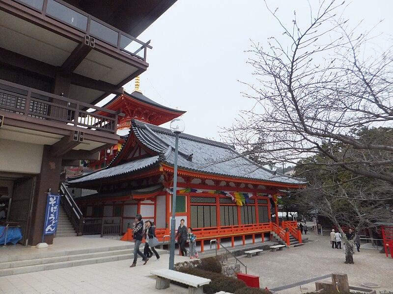 File:Nakayamadera, Takarazuka in 2013 09.JPG