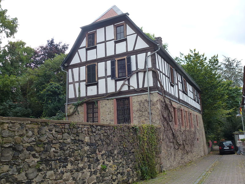 File:Niddatal Assenheim Muehlenstrasse 5 ehemalige Schule mit Stadtmauer.JPG