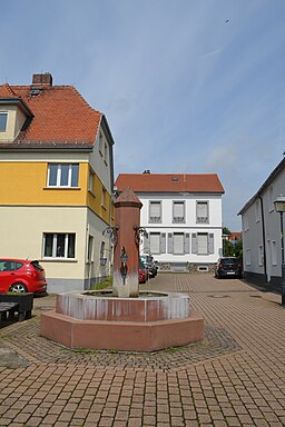 Nieder-Florstadt, Weitgasse 8, Rückseite und Marktbrunnen