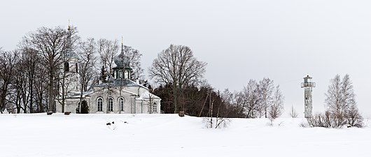 Церковь и маяк деревни Нина в 2011 году