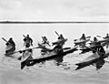 Inuit-Einwohner fahren in Kajaks, im Jahr 1929