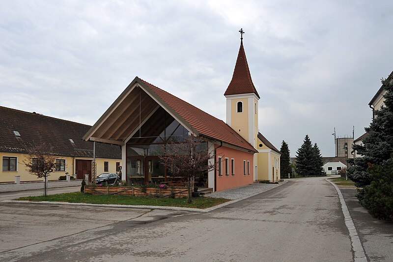 File:Nonndorf Ortskapelle 5706.jpg