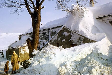 Tập_tin:Old_farm_at_Overtown_in_deep_snow_in_1963.jpg