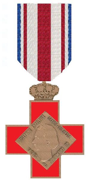 File:Orde van Verdienste van het Rode Kruis Luxemburg 1914 kruis uit 1970.jpg