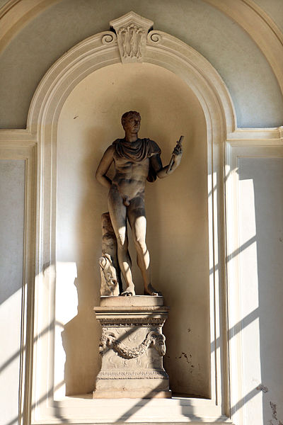 File:Palazzo corsini alla lungara, atrio e scalone, statua 02.JPG