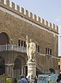 La statua della Teresona con lo sfondo della facciata orientale del Palazzo dei Trecento