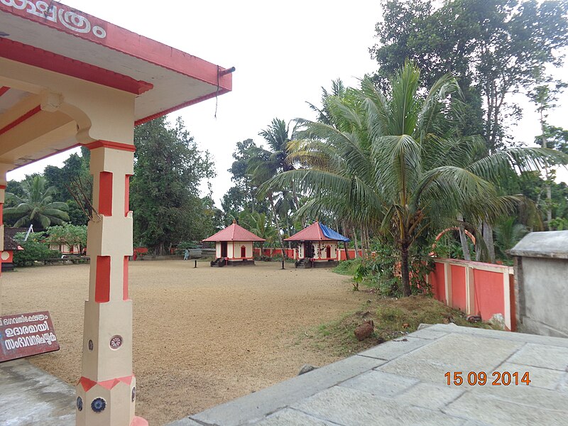 File:Panayanar kavu entrance.JPG