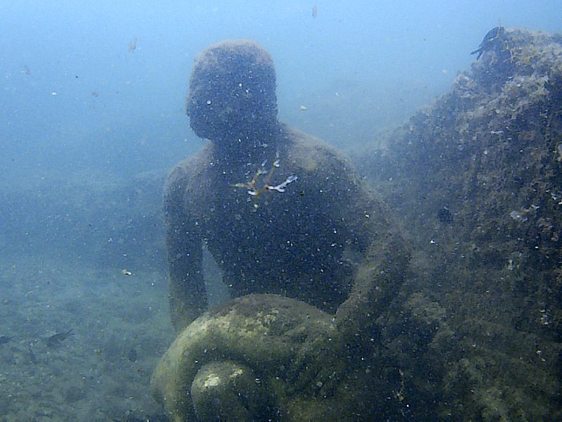 File:Parco archeologico di Baia - Ninfeo punta Epitaffio - statua Baios.jpg