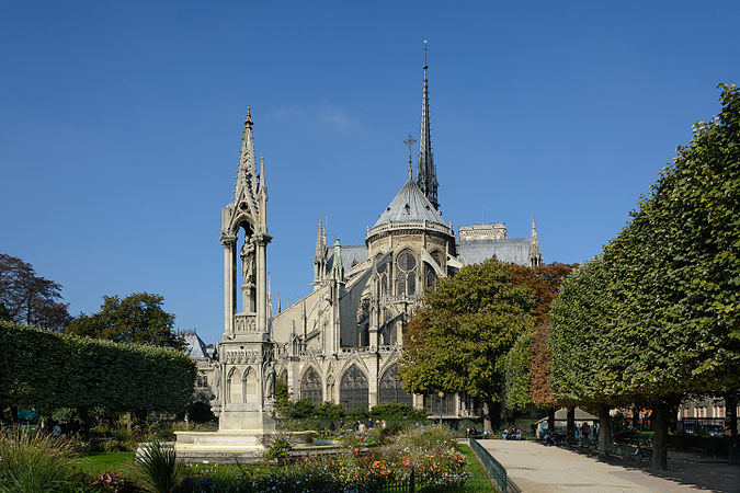 在法國巴黎聖母院後殿和Jean XXIII廣場的處女之泉（Fontaine de la Vierge）