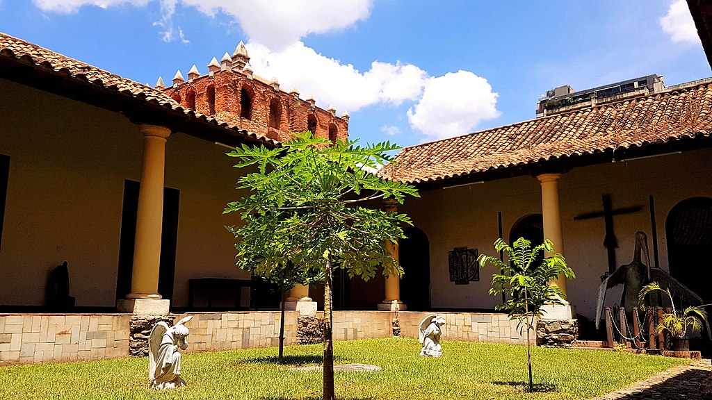 Patio del Museo Sacro de Caracas