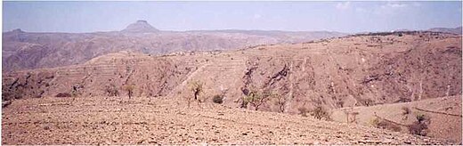 In het centrum van deze schiervlakte in Abergele (Ethiopië) ligt nog een monadnock. De schiervlakte is opheven geworden, hetgeen leidde tot herinsnijding van de rivieren