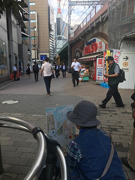 File:Person painting in Shimbashi area Sep 20 2019 01-45PM.jpeg