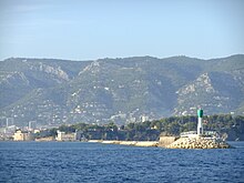 Phare sur digue entrée du port de Toulon, France.jpg