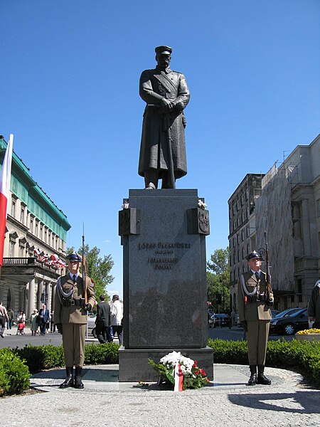 File:Piłsudski statue and honour guards.jpg