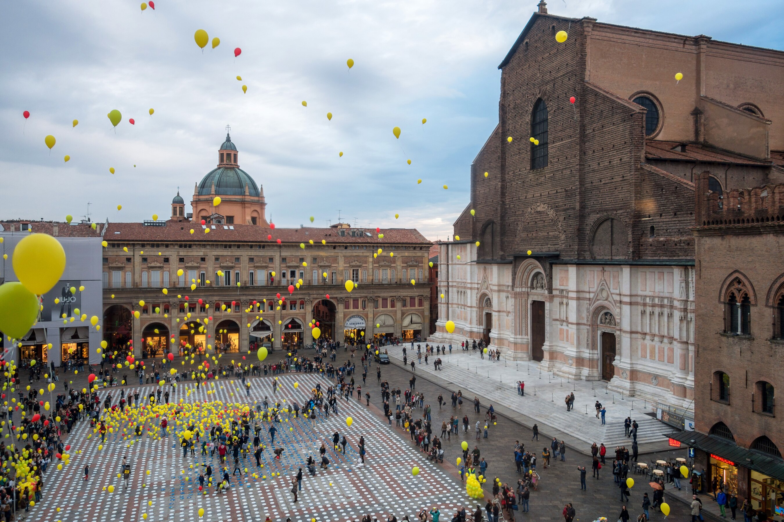 Manifestazione di beneficenza - Piazza Maggiore - Bologna Photograph: Ugeorge Licensing: CC-BY-SA-4.0