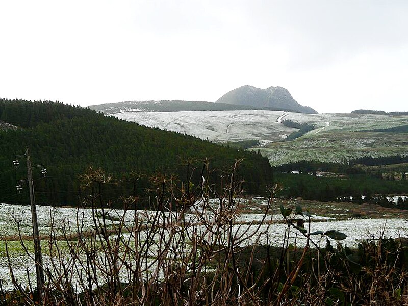 File:Pico dos Sete Pés, comberto de neve, ilha das Flores, Açores.JPG