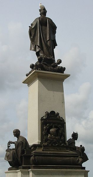 File:Pier Head monument Liverpool.jpg