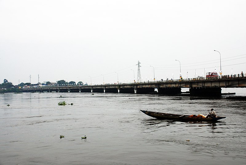 File:Pirogue sur le fleuve wouri.jpg