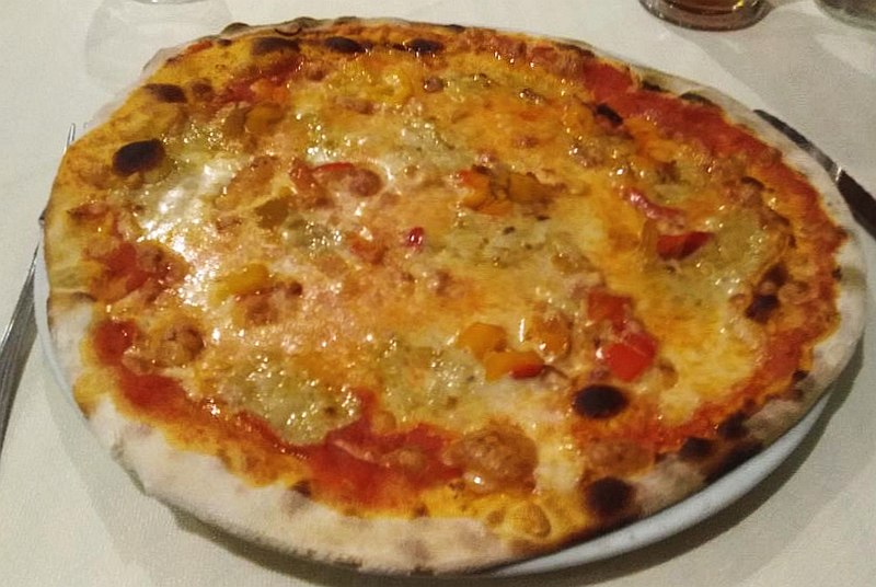 File:Pizza peperoni e bagna caoda.jpg