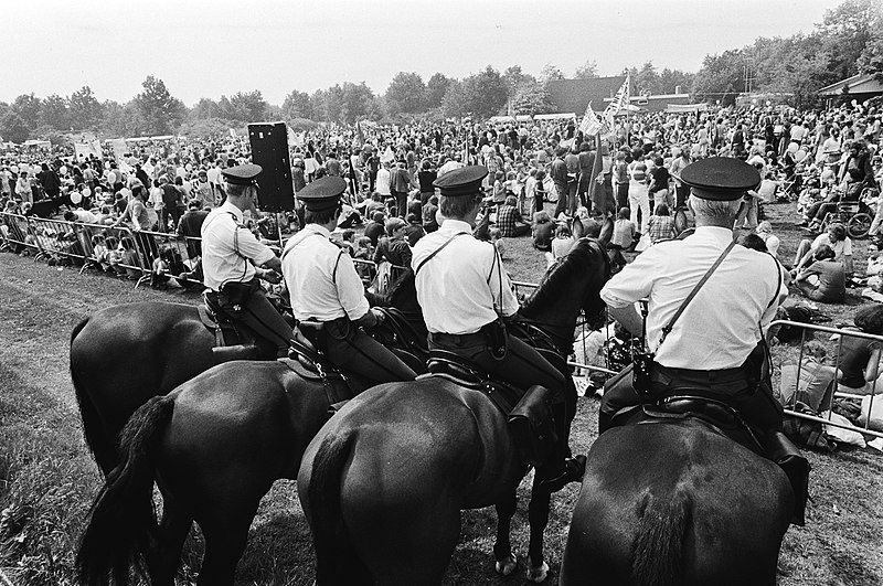 File:Politie te paard bij de demonstranten, Bestanddeelnr 930-2948.jpg