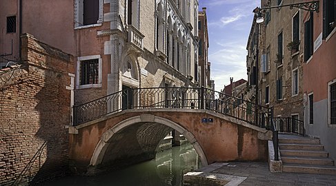 Ponte de Ca'Bernardo; il relie la Calle del Scaleter à la calle Bernardo.