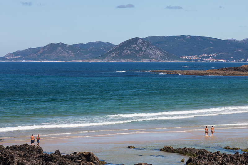 File:Praia do río Sieira co monte Louro ó fondo. Xuño. Porto do Son. Galiza.jpg