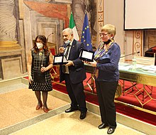 Premio Tulliola Renato Filippelli premiazione di Alicja Maria Kuberska con Carmen Moscariello e Dante Maffia.jpg