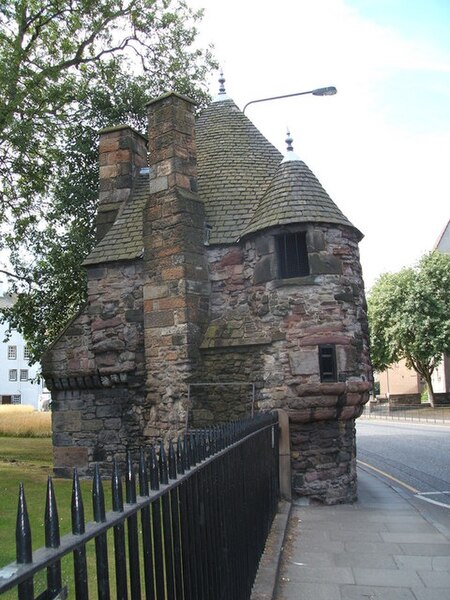 File:Queen Mary's Bath House - geograph.org.uk - 1027092.jpg