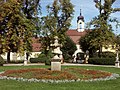 Zwei Pfeiler mit bekrönenden Zapfen an der ehemaligen Toranlage zwischen Wirtschafts- und Ehrenhof (Einzeldenkmal zu ID-Nr. 09300945)