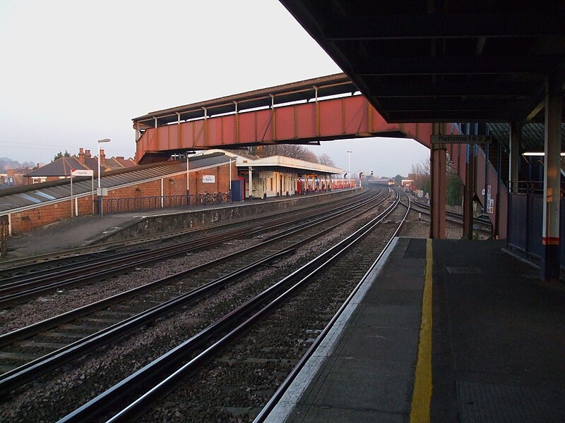 File:Raynes Park stn platform 3 westbound look east3.JPG