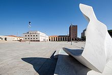 Veduta di piazza Roma con sullo sfondo il teatro Centrale, l'ex dopolavoro e la torre civica