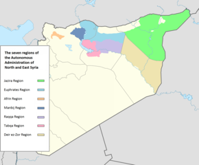 Mapa zobrazující Rojavu barevně rozlišuje její de facto regiony
