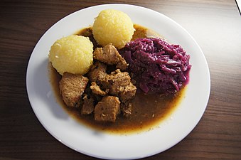 Rindergulasch, Rotkohl und Thüringer Klöße