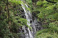 Uma imagem da cachoeira da trilha The Roaring Brook Falls em Cheshire Connecticut, EUA.  A imagem foi tirada no início de agosto de 2021.