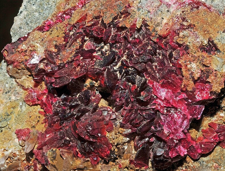 File:Rosélite et calcite (Maroc) 2.jpg