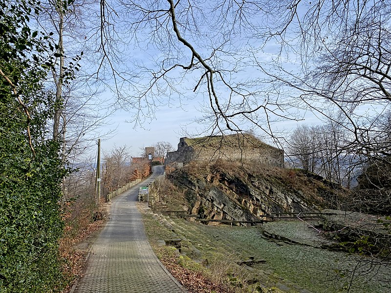 File:Ruine Isenburg (Hattingen) (1).jpg