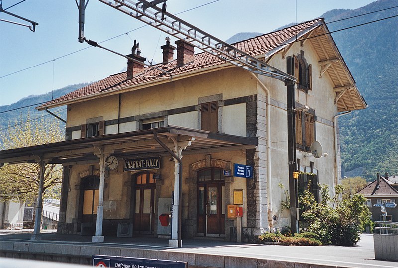 File:SBB Historic - F 122 00226 005 - Charrat-Fully Stationsgebaeude Bahnseite.jpg