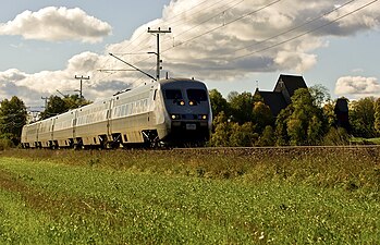 Ett X2000-tåg passerar Gamla Uppsala på det tidigare enkelspåret 2010.