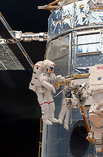 Hubbleův Vesmírný Dalekohled: Představa, plány a cíle, Chyba hlavního zrcadla, Servisní mise a nová zařízení