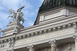 štít budovy muzea