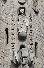 Français : Sculpture de l'Apôtre Philippe sur une des tours English: Sculpture of Philip the Apostle on a tower