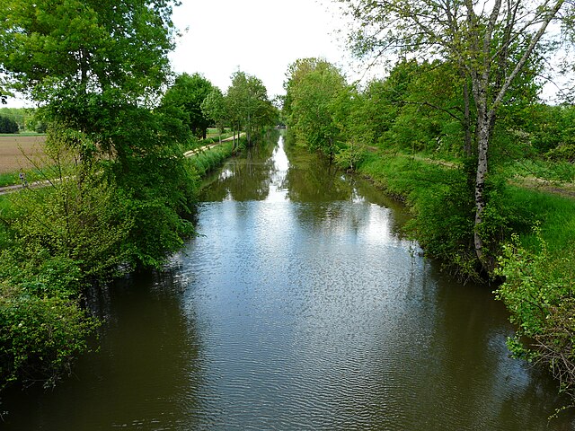 File:Saint-Laurent-des-Hommes canal Filolie.JPG