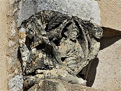 Chapiteau encastré dans le mur de la sacristie : Christ en mandorle entre deux anges.