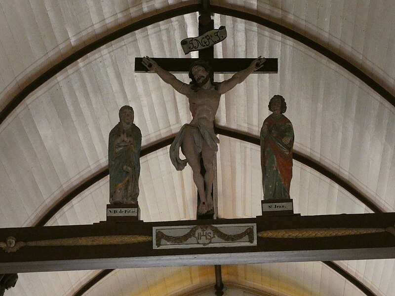 File:Saint-Vougay - Église Saint-Vougay - Crucifix avec Notre Dame de Pitié et saint Jean.jpeg