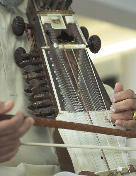 464px-Sarangi_close-up_crop