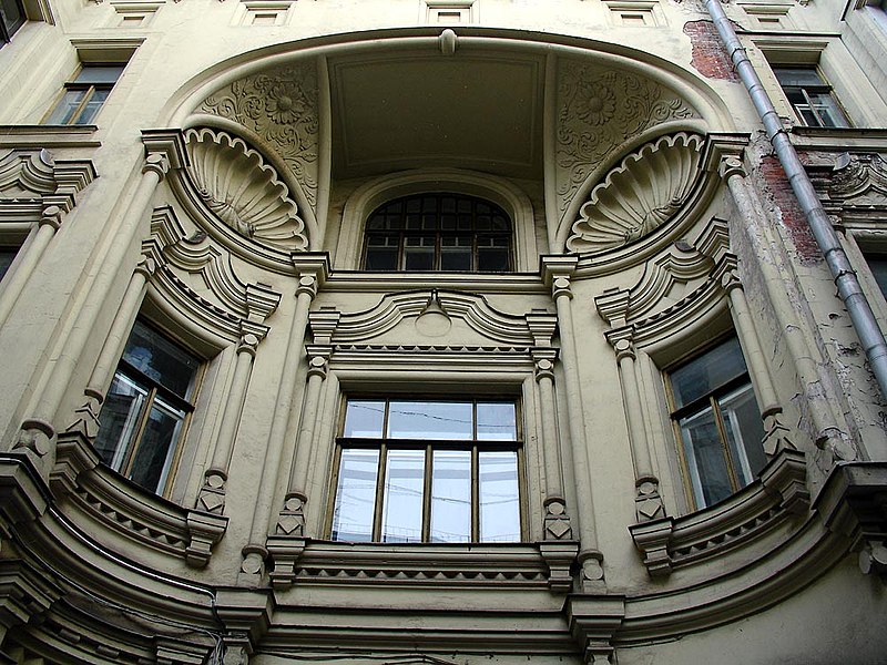 File:Savvinskoye Podvorie, Moscow, inside Tverskaya 6 - inner courtyard.jpg