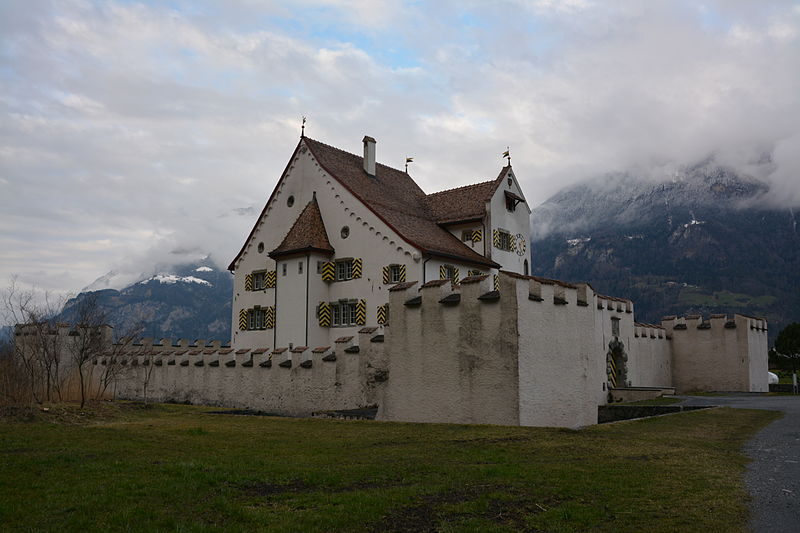 File:Schloss A Pro Seedorf, Flüelen in cloudy weather.JPG